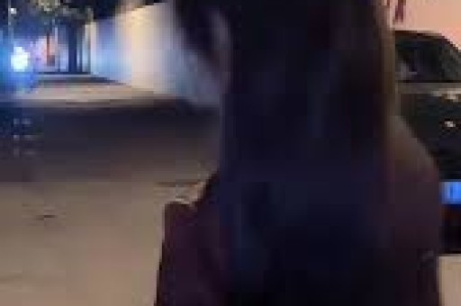 女星超大牌排场惹热议与男助理亲密举动引全网吵翻